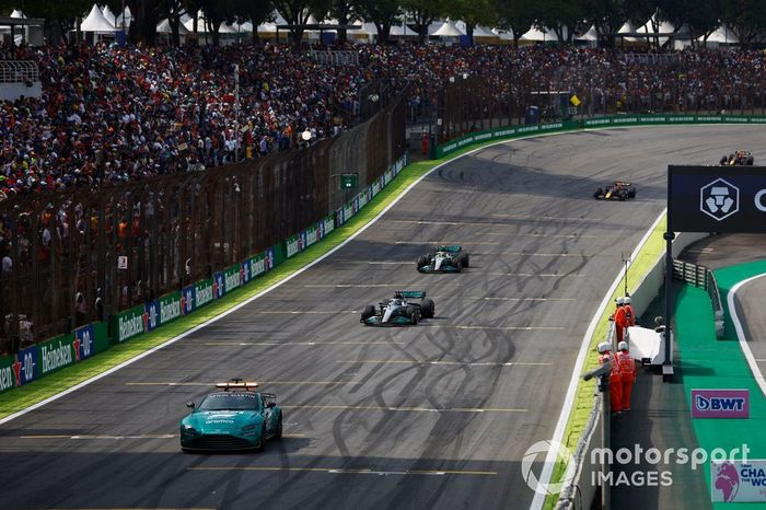 El Safety Car George Russell, Mercedes W13, Lewis Hamilton, Mercedes W13, Max Verstappen, Red Bull Racing RB18