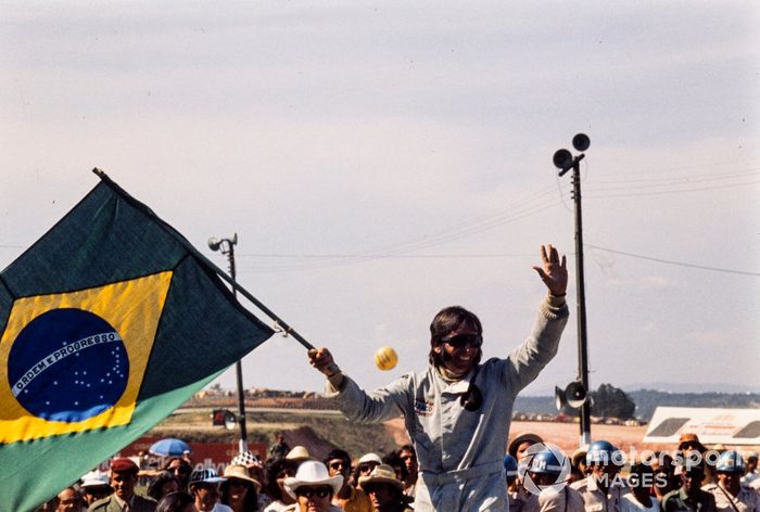 Emerson Fittipaldi celebra la victoria ante su afición