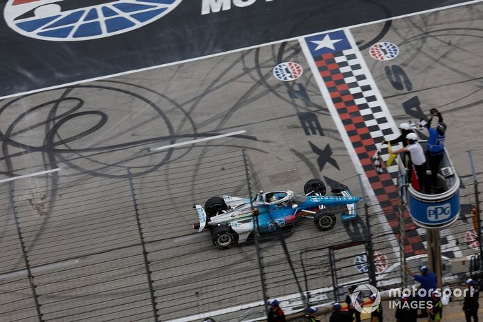 Josef Newgarden, Team Penske Chevrolet toma la bandera a cuadros 