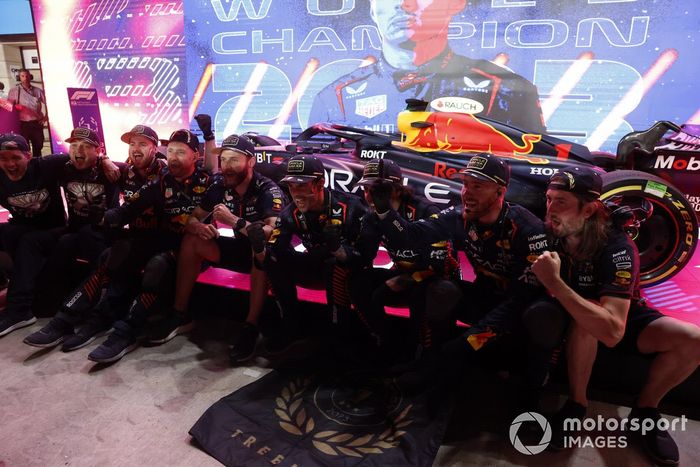 Mecánicos de Red Bull Racing con el coche de Max Verstappen, Red Bull Racing RB19, 2º clasificado y campeón del mundo de pilotos 2023, en Parc Ferme tras la carrera Sprint.