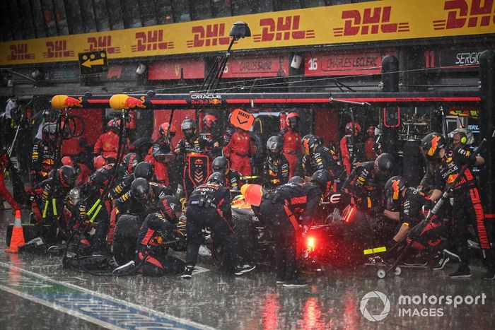 Sergio Pérez, Red Bull Racing RB19, hace una parada en boxes