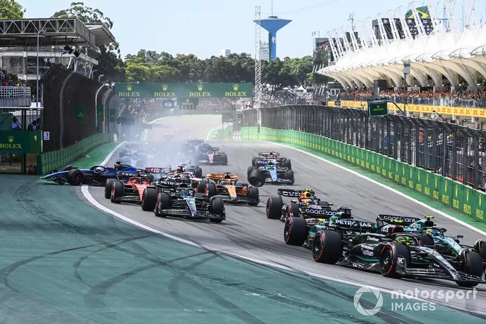 Sir Lewis Hamilton, Mercedes F1 W14, adelanta a Fernando Alonso, Aston Martin AMR23, Lance Stroll, Aston Martin AMR23, y al resto de pilotos mientras se produce un accidente entre Kevin Magnussen, Haas VF-23, y Alex Albon, Williams FW45.