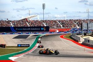 Lando Norris, McLaren MCL60, Charles Leclerc, Ferrari SF-23, Carlos Sainz