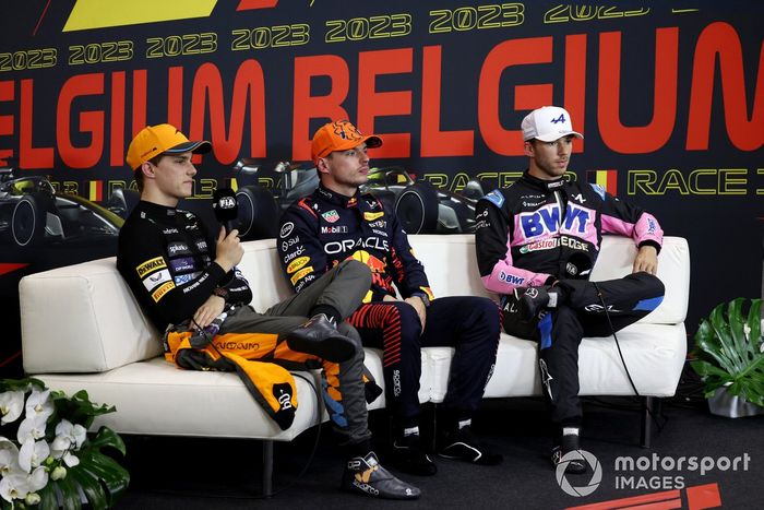 Oscar Piastri, McLaren, 2ª posición, Max Verstappen, Red Bull Racing, 1ª posición, Pierre Gasly, Alpine F1 Team, 3ª posición, en la rueda de prensa posterior al sprint.