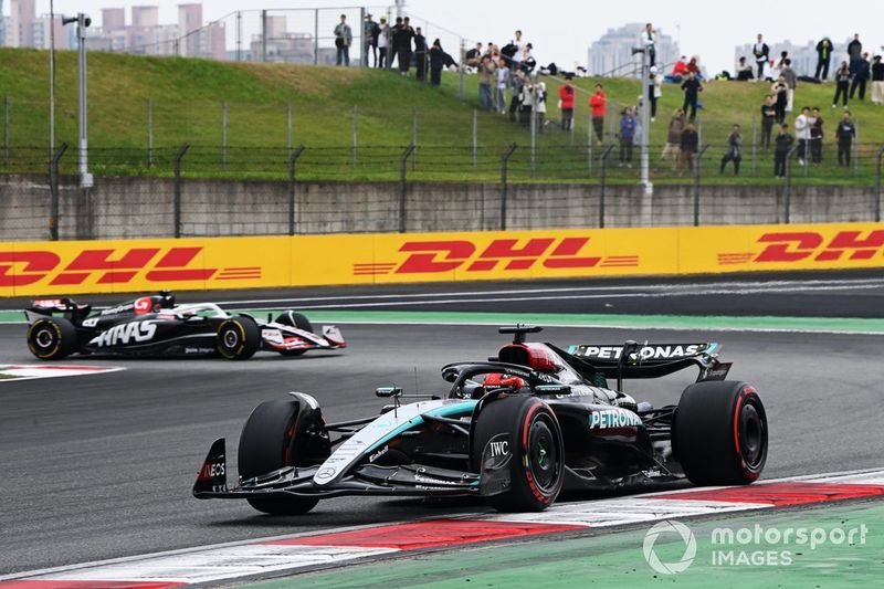 George Russell, Mercedes F1 W15, Kevin Magnussen, Haas VF-24