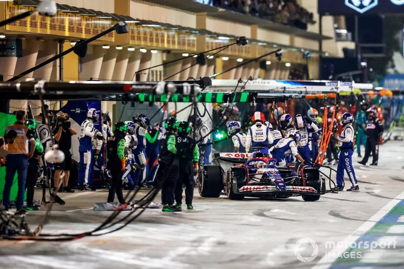 Daniel Ricciardo, RB F1 Team VCARB 01, lascia il box dopo una sosta
