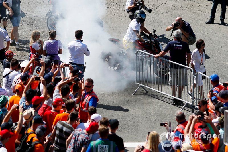 Lewis Hamilton, Mercedes AMG F1 en moto