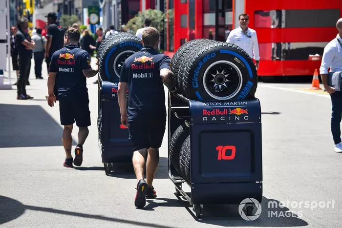 Red Bull Racing Mechanic con neumáticos Pirelli para lluvia en el paddock