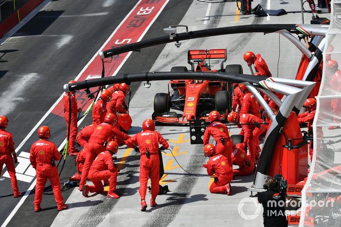 Sebastian Vettel, Ferrari SF90, realiza un pit stop