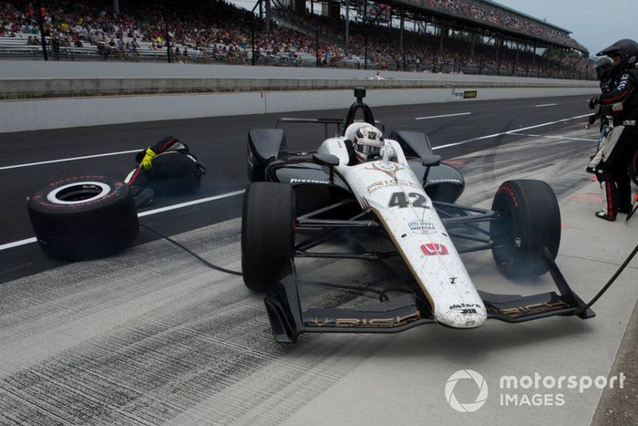 Jordan King, Rahal Letterman Lanigan Racing Honda, se desliza en el box, golpea un neumático y lesiona a un miembro del equipo