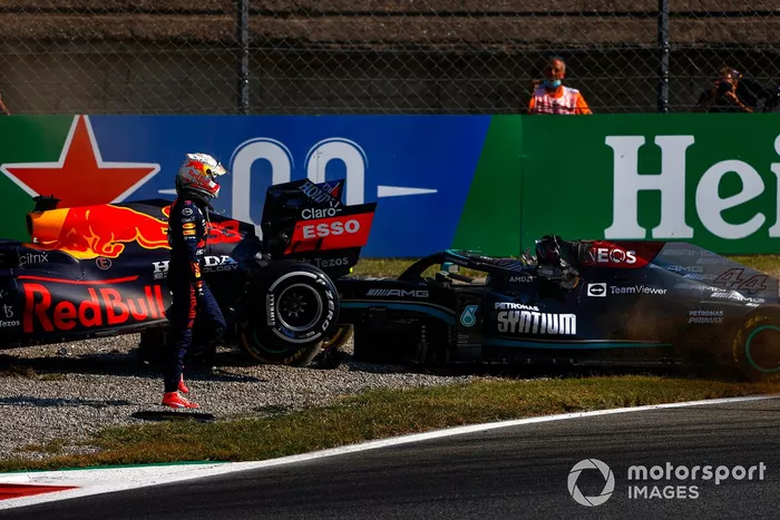 Max Verstappen, Red Bull Racing RB16B, se aleja de su coche tras chocar con Lewis Hamilton, Mercedes 