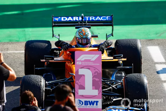 Ganador Daniel Ricciardo, McLaren MCL35M, llega al Parc Ferme