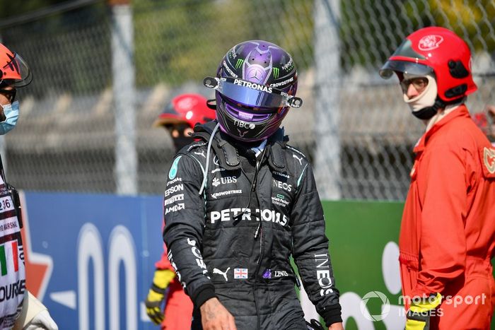 Lewis Hamilton, de Mercedes, se aleja del lugar del accidente