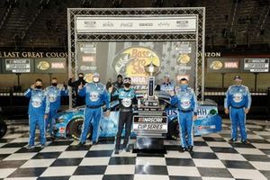 Race winner Kevin Harvick, Stewart-Haas Racing, Ford Mustang