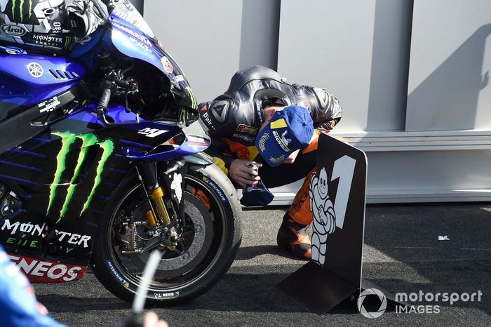 Pol Espargaro, Red Bull KTM Factory Racing, guarda la Yamaha M1