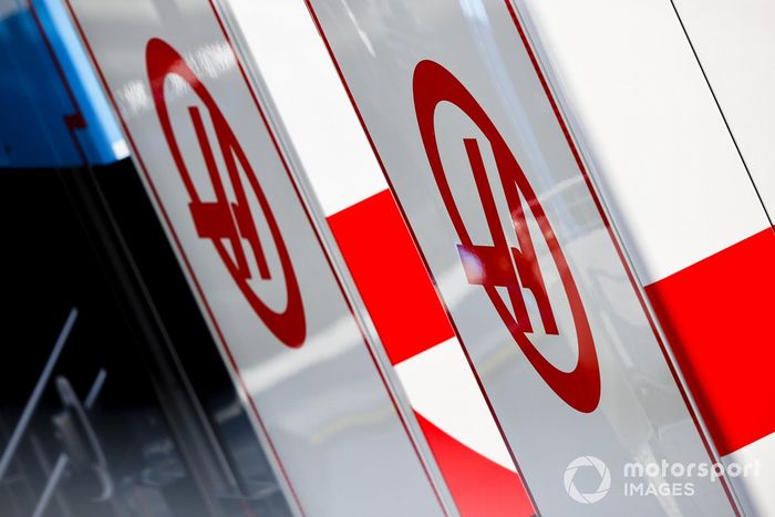 Logo de Haas en el hospitality