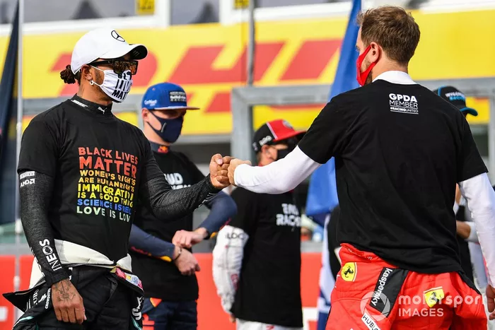 Nicholas Latifi, Williams Racing, Daniil Kvyat, AlphaTauri, Lewis Hamilton, Mercedes-AMG F1, Sebastian Vettel, Ferrari, y los demás en la parrilla