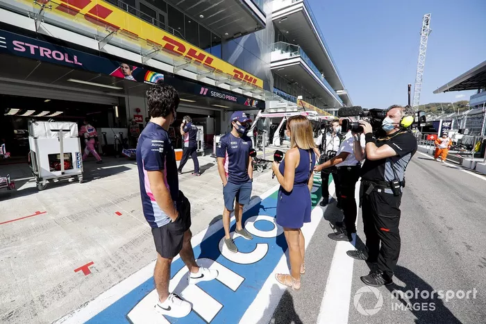 Lance Stroll, Racing Point, Sergio Pérez, Racing Point, y Natalie Pinkham, Sky Sports F1