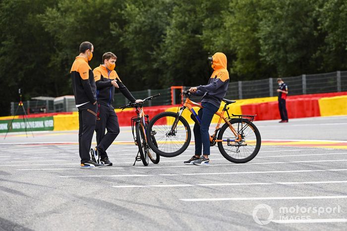Lando Norris, McLaren en una bici