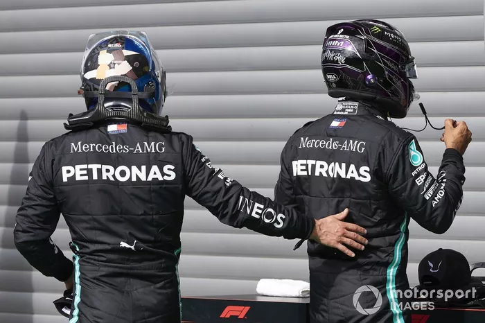 Valtteri Bottas, Mercedes-AMG Petronas F1, si congratula con Lewis Hamilton, Mercedes-AMG Petronas F1, per la pole 