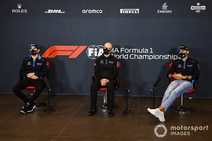 Nicholas Latifi, Williams Racing, Simon Roberts, director del equipo en funciones, Williams Racing, y George Russell, Williams Racing, en la conferencia de prensa