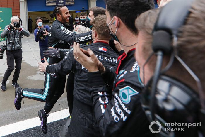Lewis Hamilton, Mercedes-AMG F1, celebra en Parc Ferme después de asegurar su séptimo campeonato mundial