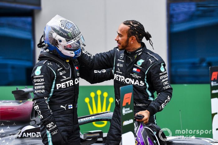 Lewis Hamilton, Mercedes-AMG F1 celebra en Parc Ferme después de conseguir su 7º título de campeón del mundo de pilotos con Valtteri Bottas, Mercedes-AMG F1 