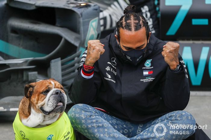 Lewis Hamilton, Mercedes-AMG F1 y el equipo de Mercedes celebran después de haber conseguido el séptimo título del campeonato mundial de pilotos