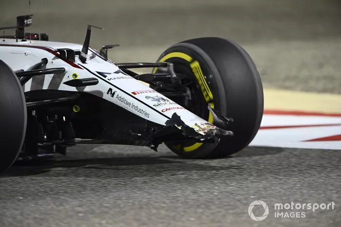 Daños en el alerón delantero del coche de Kimi Raikkonen, Alfa Romeo Racing C41