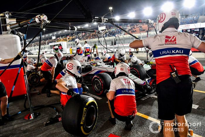 Mick Schumacher, Haas VF-21, en boxes