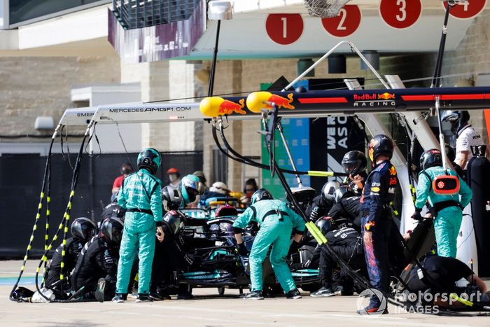 Lewis Hamilton, Mercedes W12, pit stop