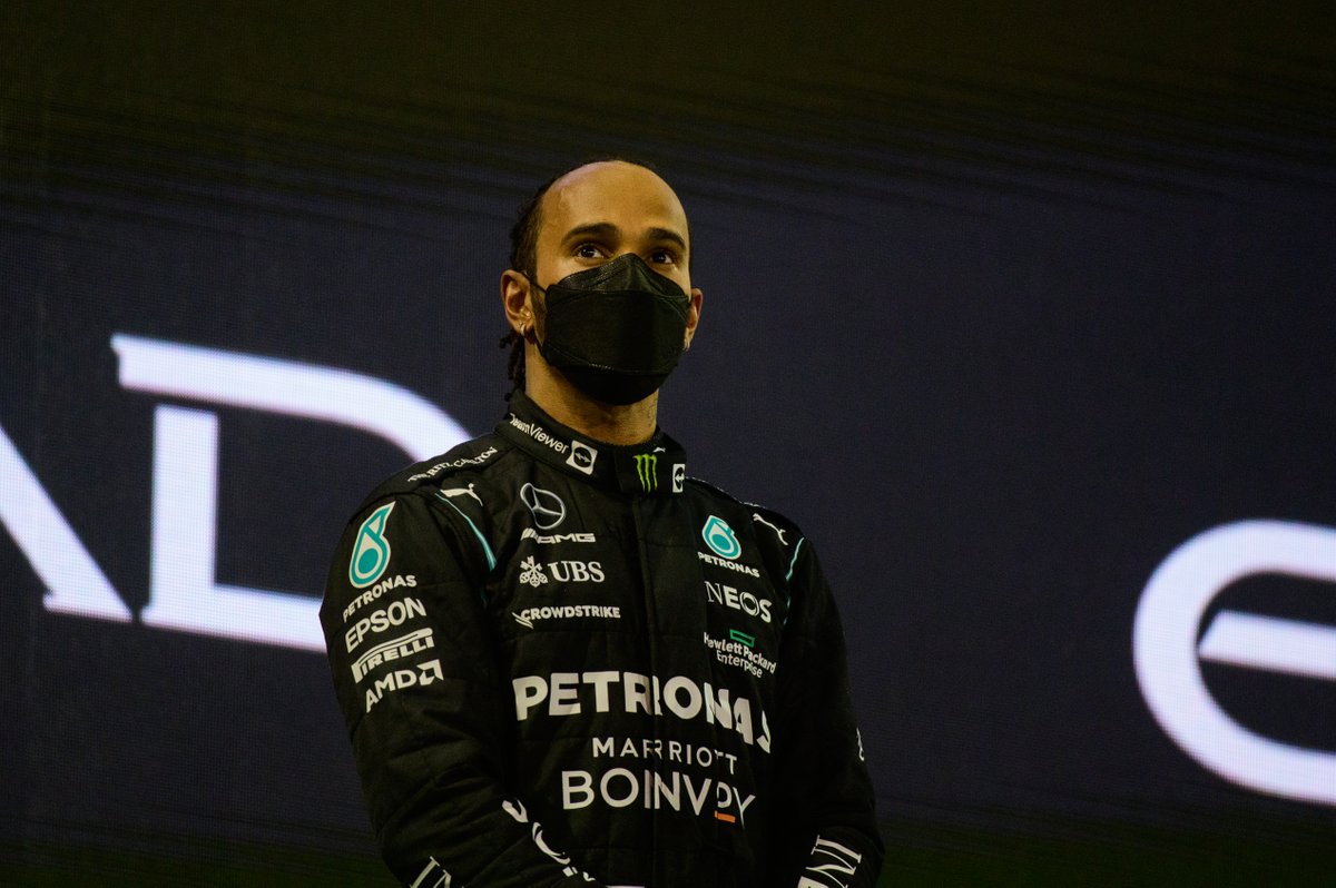 Lewis Hamilton, Mercedes, en el podio del GP de Abu Dhabi 2021.