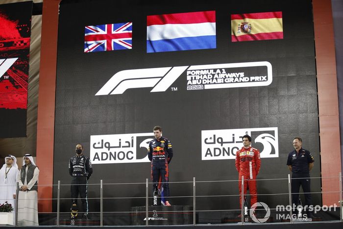 Podio: segundo lugar Lewis Hamilton, Mercedes, ganador y campeón Max Verstappen, Red Bull Racing, tercer lugar Carlos Sainz Jr., Ferrari