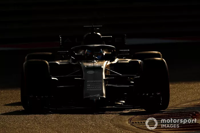 Fernando Alonso, Alpine/Renault RS18 adaptado (muleto) con los Pirelli de 18 pulgadas 