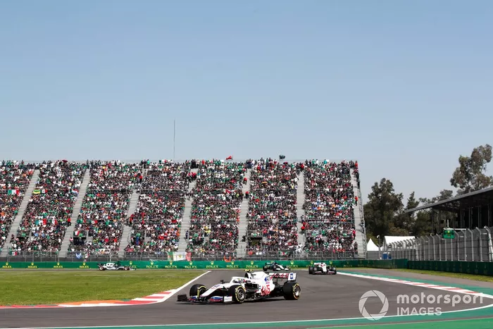 Mick Schumacher, Haas VF-21, Nikita Mazepin, Haas VF-21, y George Russell, Williams FW43B, en la salida
