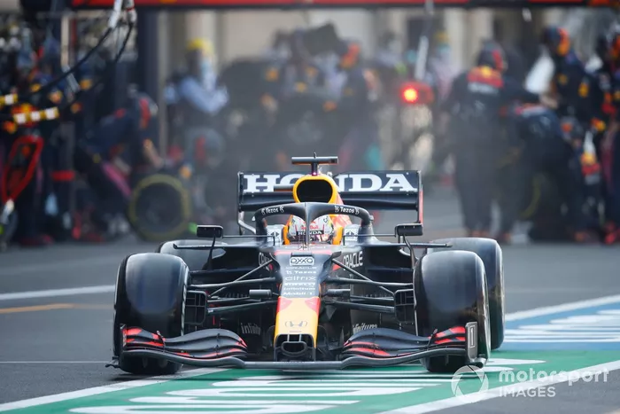 Max Verstappen, Red Bull Racing RB16B, sale de pits