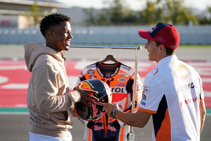 Ansu Fati, FC Barcelona, y Marc Márquez, Repsol Honda Team