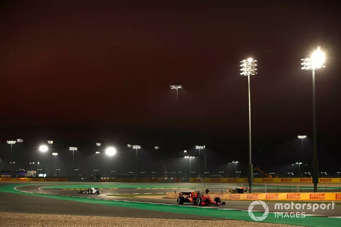 Charles Leclerc, Ferrari SF21, lidera a Pierre Gasly, AlphaTauri AT02