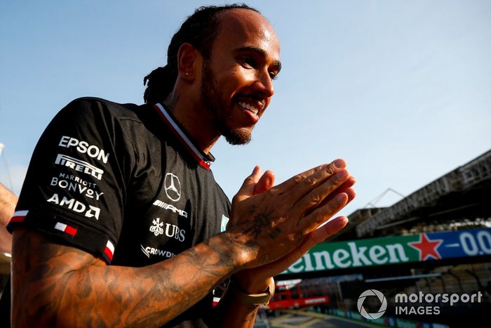 Lewis Hamilton, Mercedes, celebra con los aficionados tras la carrera
