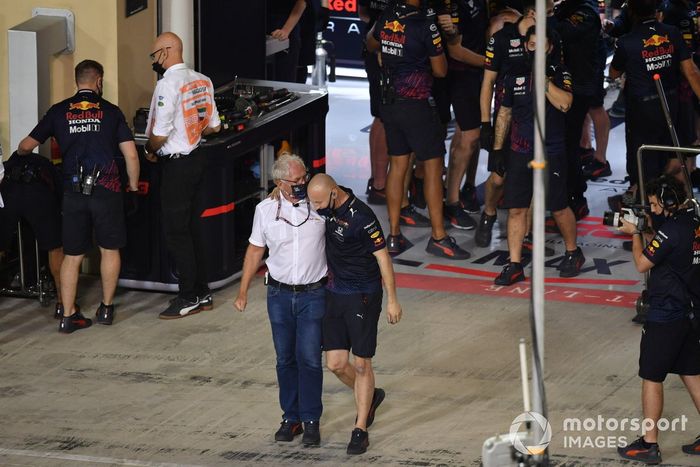 Helmut Marko, asesor de Red Bull Racing, celebra con un compañero de equipo después de que el equipo se asegure la pole con Max Verstappen, Red Bull Racing