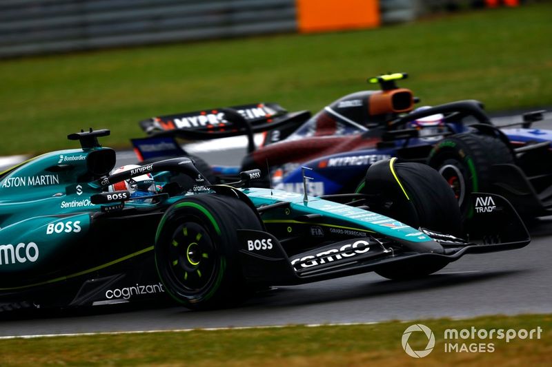 Lance Stroll, Aston Martin AMR24, adelanta a Logan Sargeant, Williams FW46