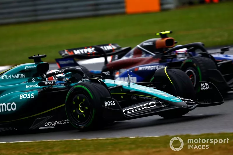 Lance Stroll, Aston Martin AMR24, adelanta a Logan Sargeant, Williams FW46