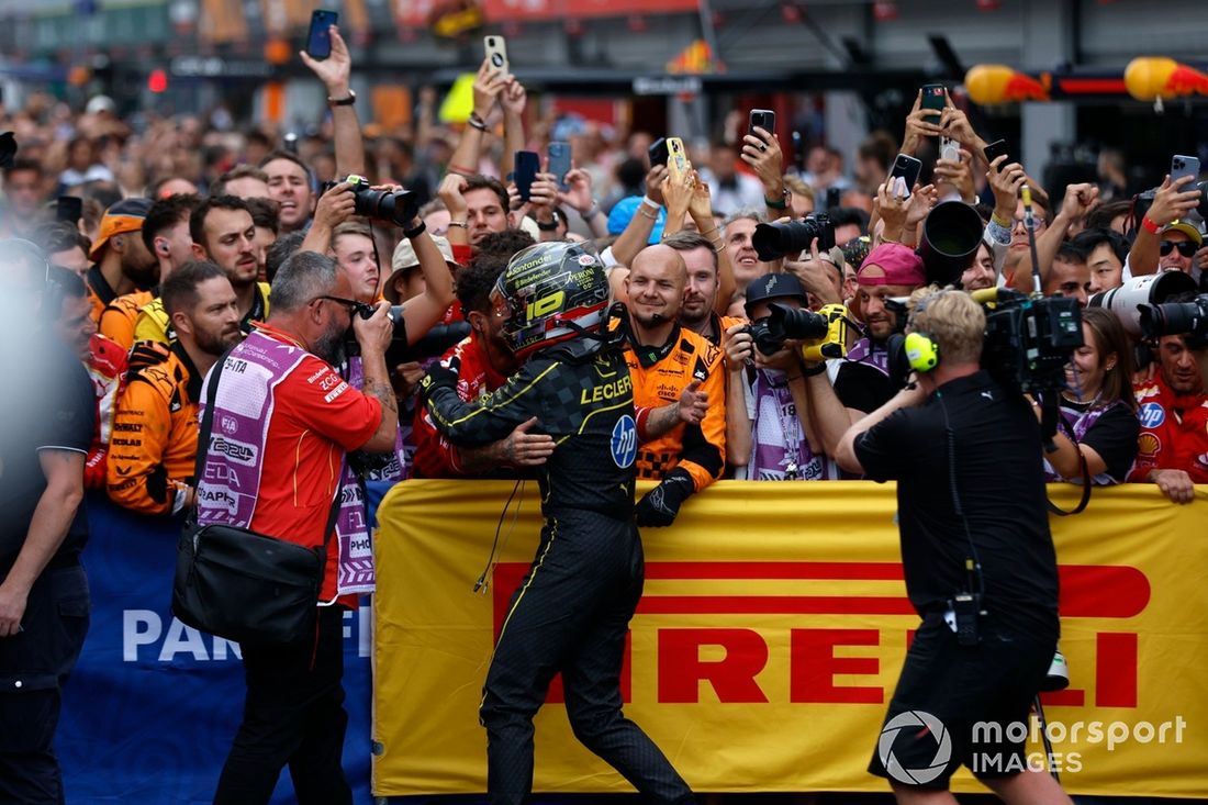 Charles Leclerc, Scuderia Ferrari, 1ª posição, festeja com a sua equipa no Parc Ferme 