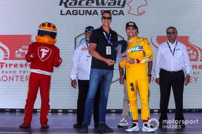 Alex Palou, Chip Ganassi Racing Honda recibe el Premio NTT P1 por conseguir la pole