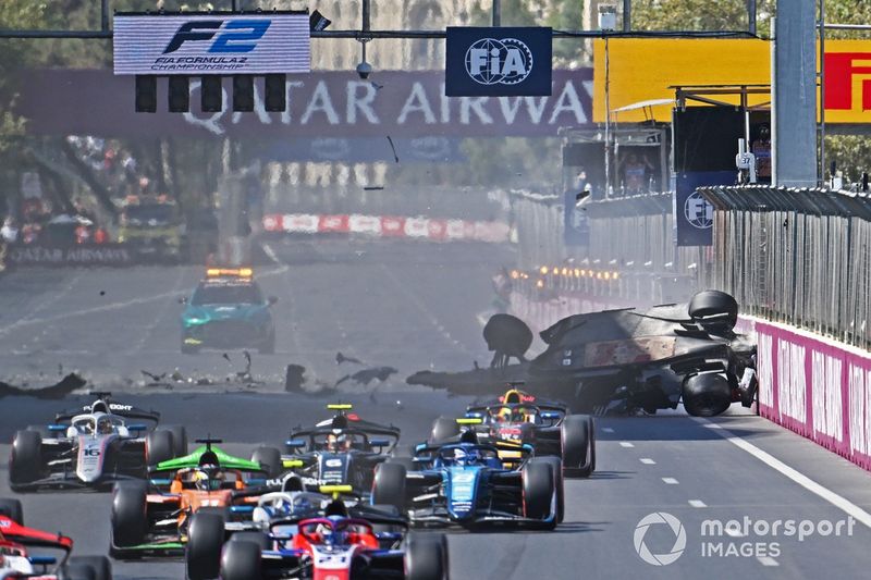 El coche de Pepe Martí, Campos Racing es lanzado por los aires tras una colisión con Kush Maini, Invicta Racing