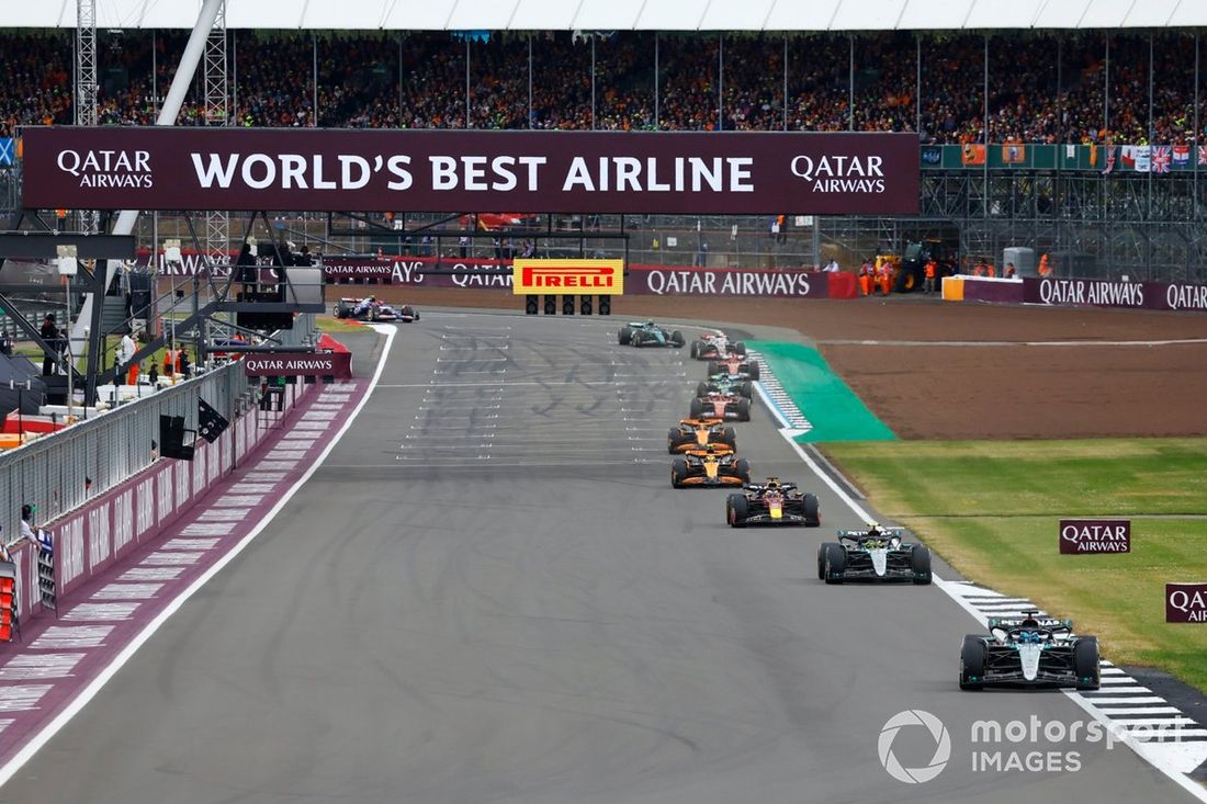 George Russell, Mercedes F1 W15, Lewis Hamilton, Mercedes F1 W15, Max Verstappen, Red Bull Racing RB20