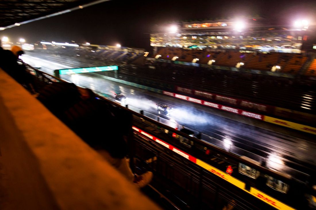 Acción nocturna en pista