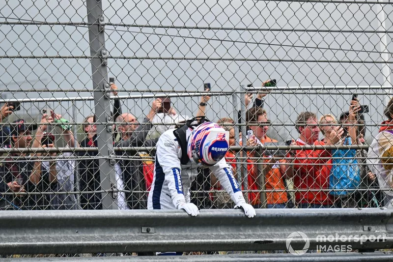 Logan Sargeant, Williams Racing, reprend son souffle derrière la barrière après une lourde chute lors de la FP3.