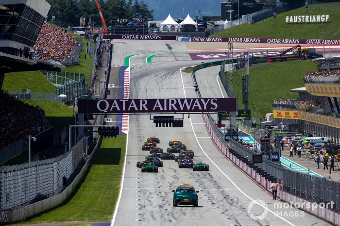 Max Verstappen, Red Bull Racing RB20, Lando Norris, McLaren MCL38, Oscar Piastri, McLaren MCL38, o resto do pelotão no início do Sprint