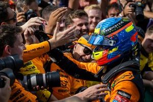 Oscar Piastri, McLaren F1 Team, 1ª posición, lo celebra con su equipo a su llegada al Parc Ferme